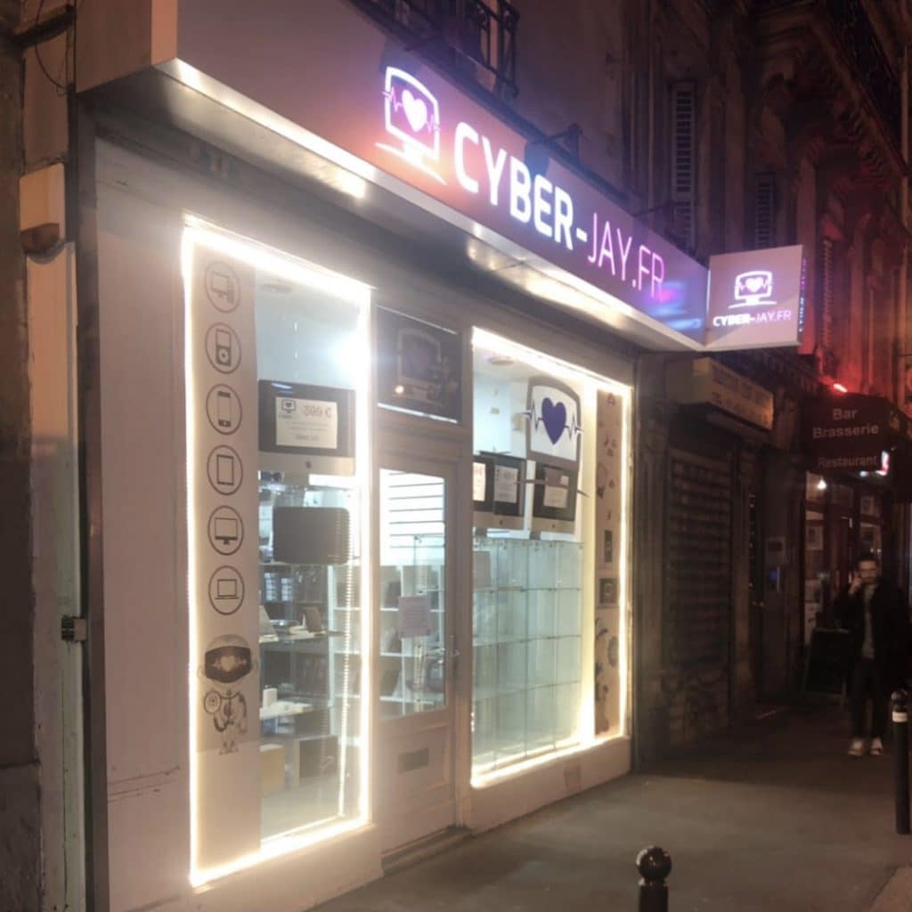 Devanture de la boutique CYBER-JAY, Paris 9e