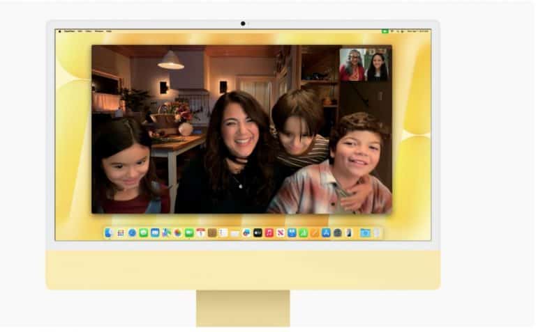 iMac jaune affichant un appel vidéo en famille